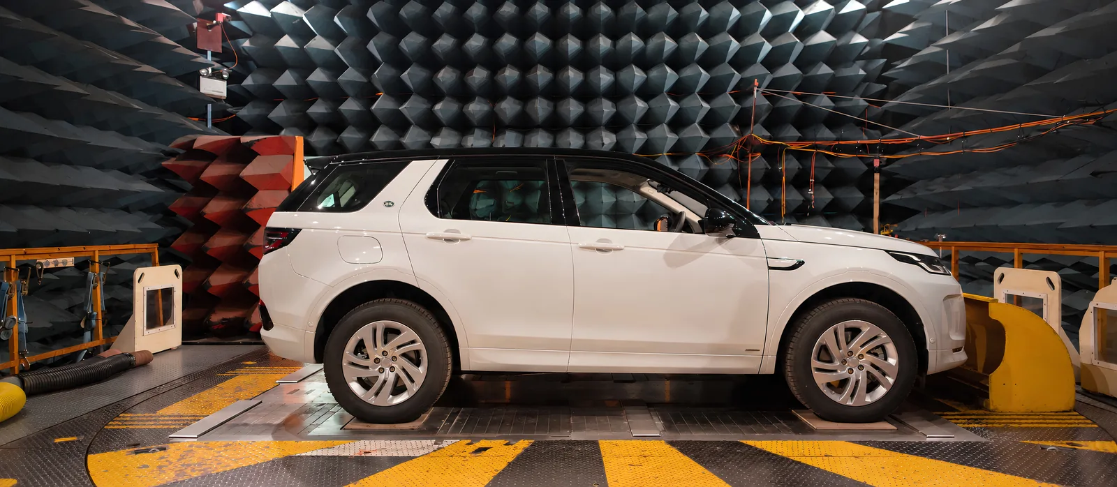 Vehicle acoustic test chamber with wall and ceiling absorbers